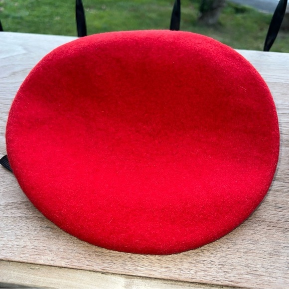 Red Women’s Wool Beret W/Leather Band Size 7 3/8 - Picture 2 of 5
